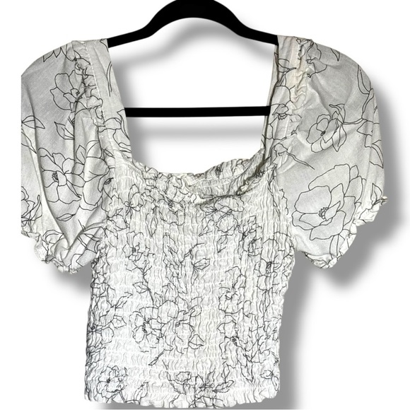 Monteau Los Angles White & Black Floral Line Pattern Puff Sleeves Smocked Blouse - Picture 10 of 16